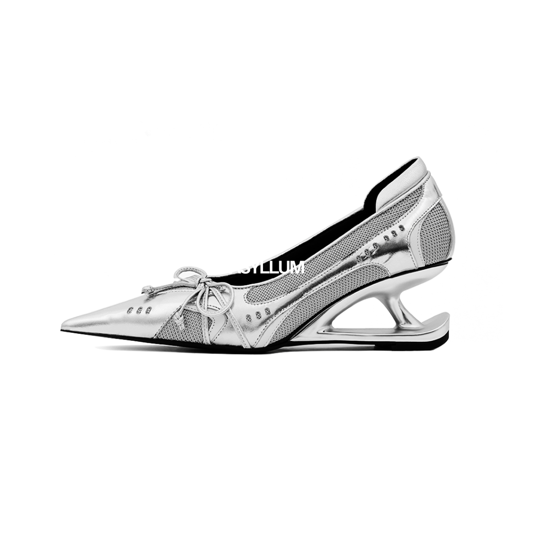 Vega • Décolleté metallico con tacco scultoreo e fiocco