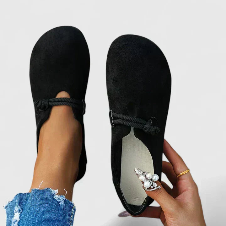 Yvonne • Mocasín Plano con Tira y Detalle Floral