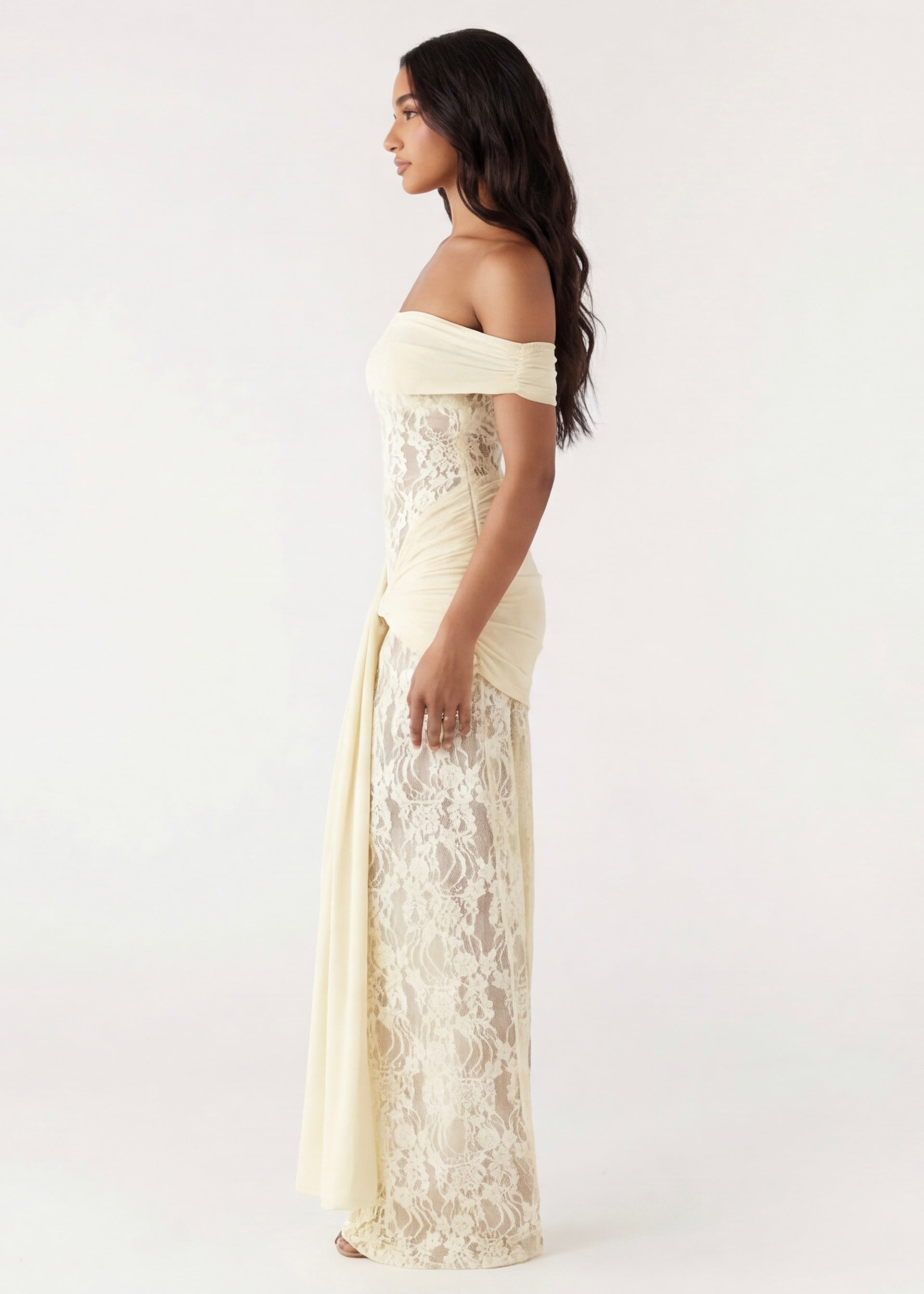 Isabel • Vestido Maxi de Encaje con Hombros Descubiertos