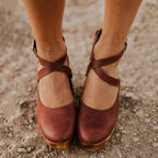 Teresa • Elegantes zapatos de cuña con puntera cerrada y correa al tobillo