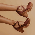 Teresa • Elegantes zapatos de cuña con puntera cerrada y correa al tobillo