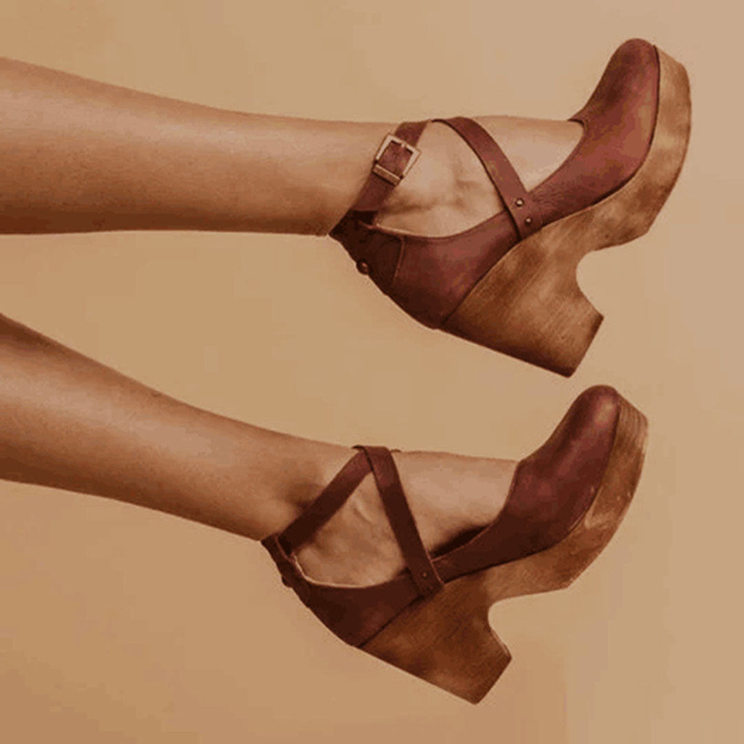 Teresa • Elegantes zapatos de cuña con puntera cerrada y correa al tobillo