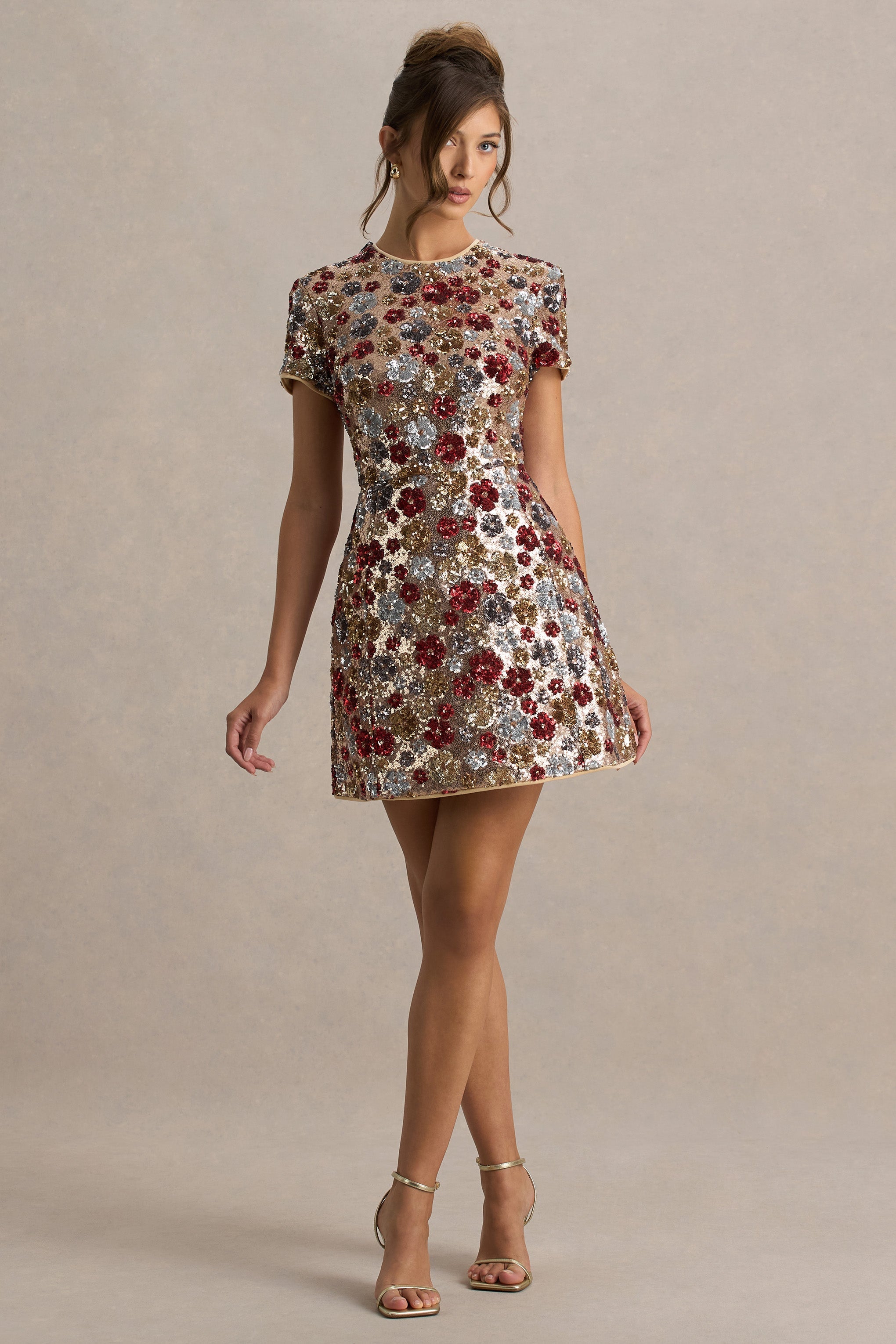 Eira • Minivestido de cuello redondo con adornos florales rojos y lentejuelas