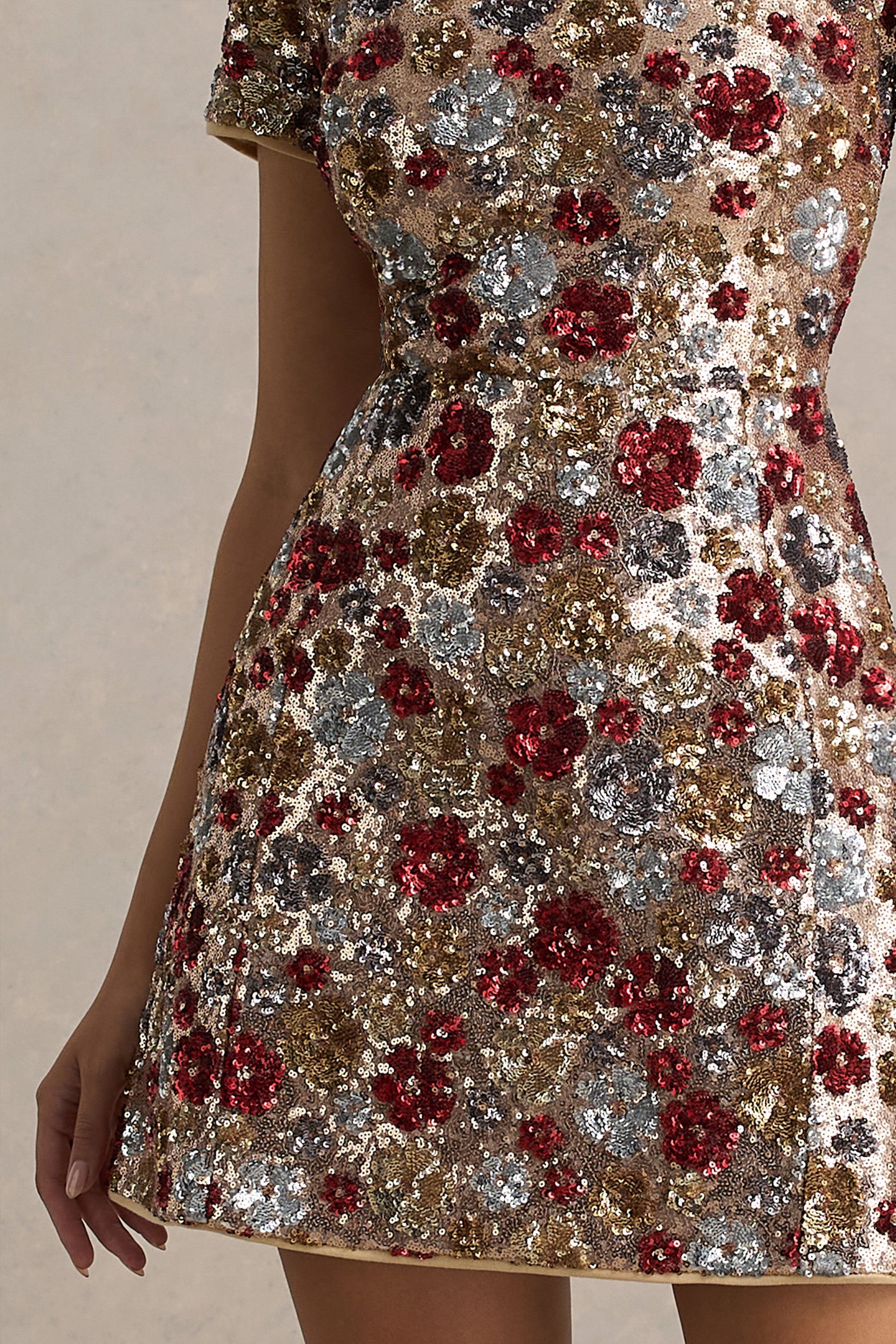 Eira • Minivestido de cuello redondo con adornos florales rojos y lentejuelas