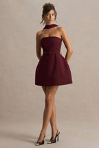 Timberly • Vestido micro-mini entallado de cuello alto en color burdeos