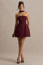 Timberly • Vestido micro-mini entallado de cuello alto en color burdeos