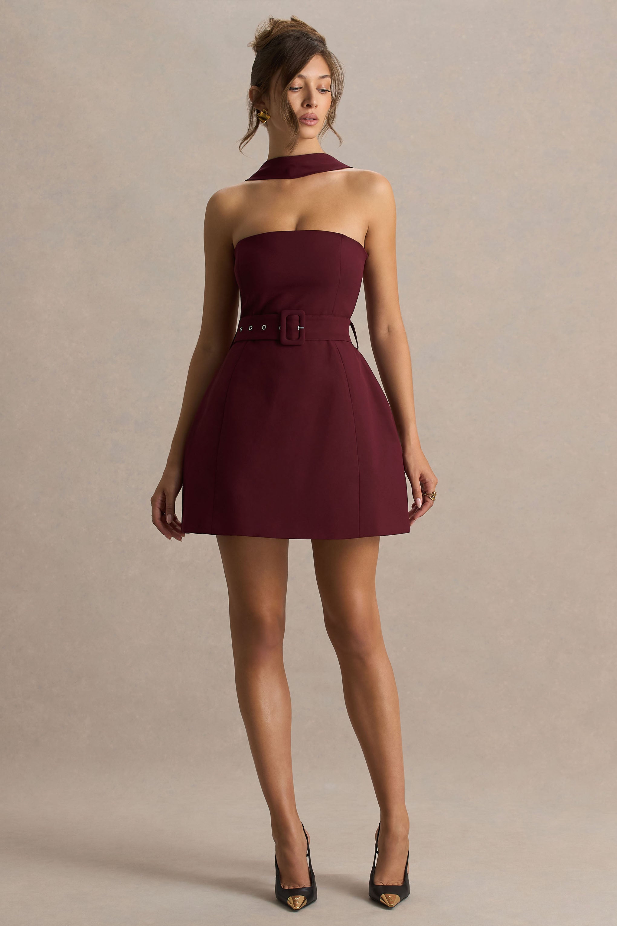 Timberly • Vestido micro-mini entallado de cuello alto en color burdeos