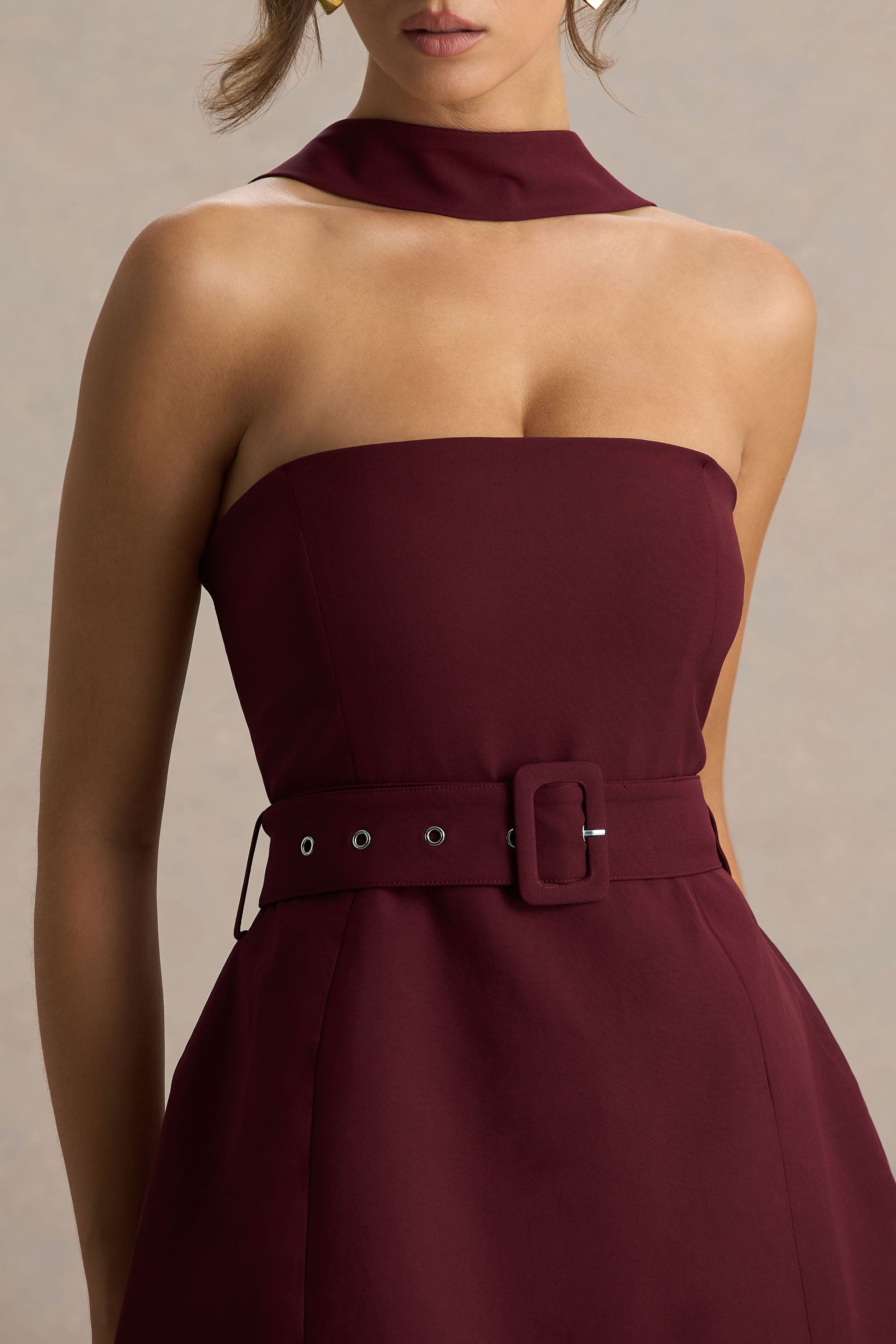 Timberly • Vestido micro-mini entallado de cuello alto en color burdeos