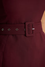 Timberly • Vestido micro-mini entallado de cuello alto en color burdeos