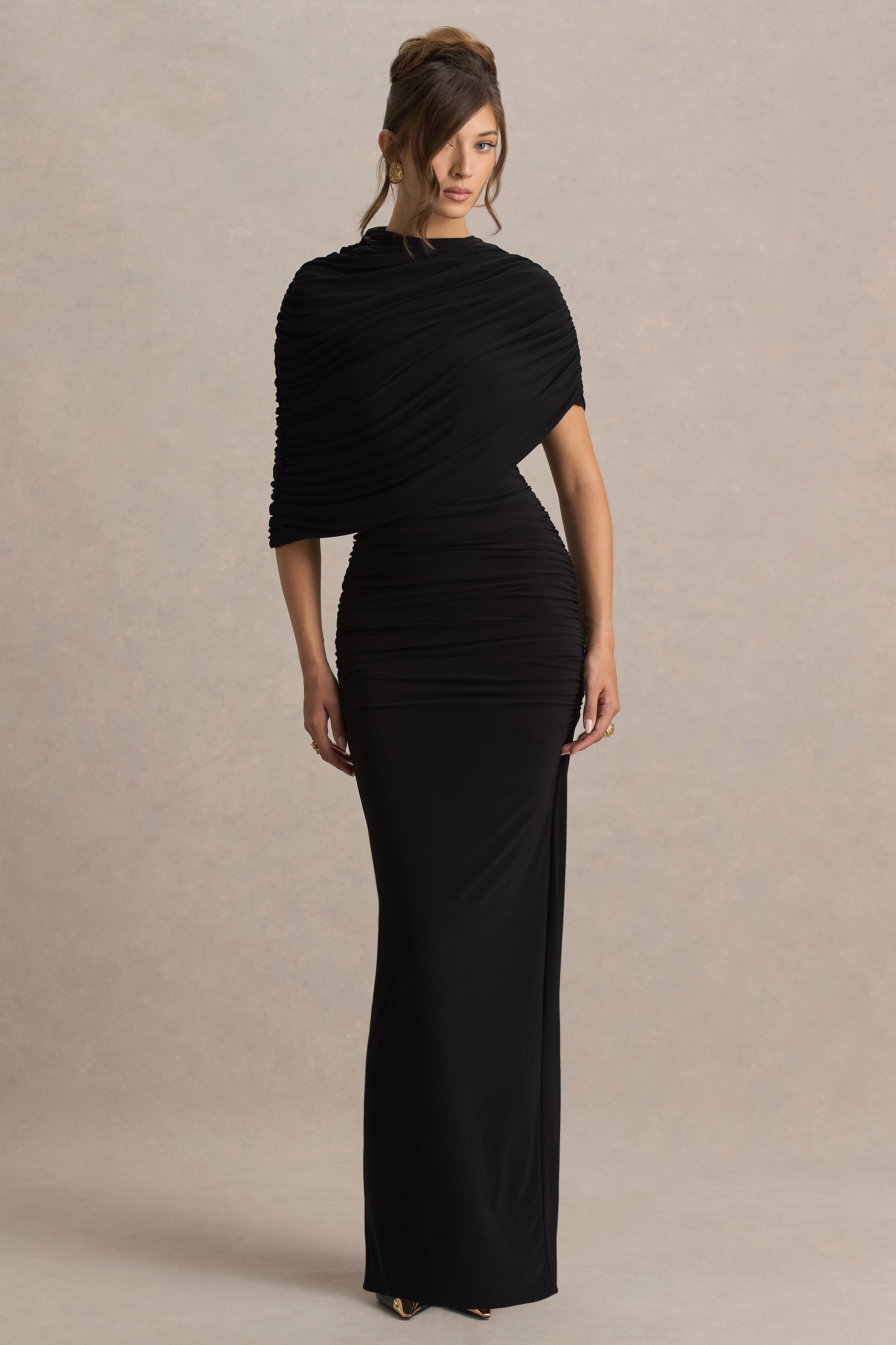 Glitz • Vestido largo negro de cuello alto con mangas tipo capa y detalles fruncidos