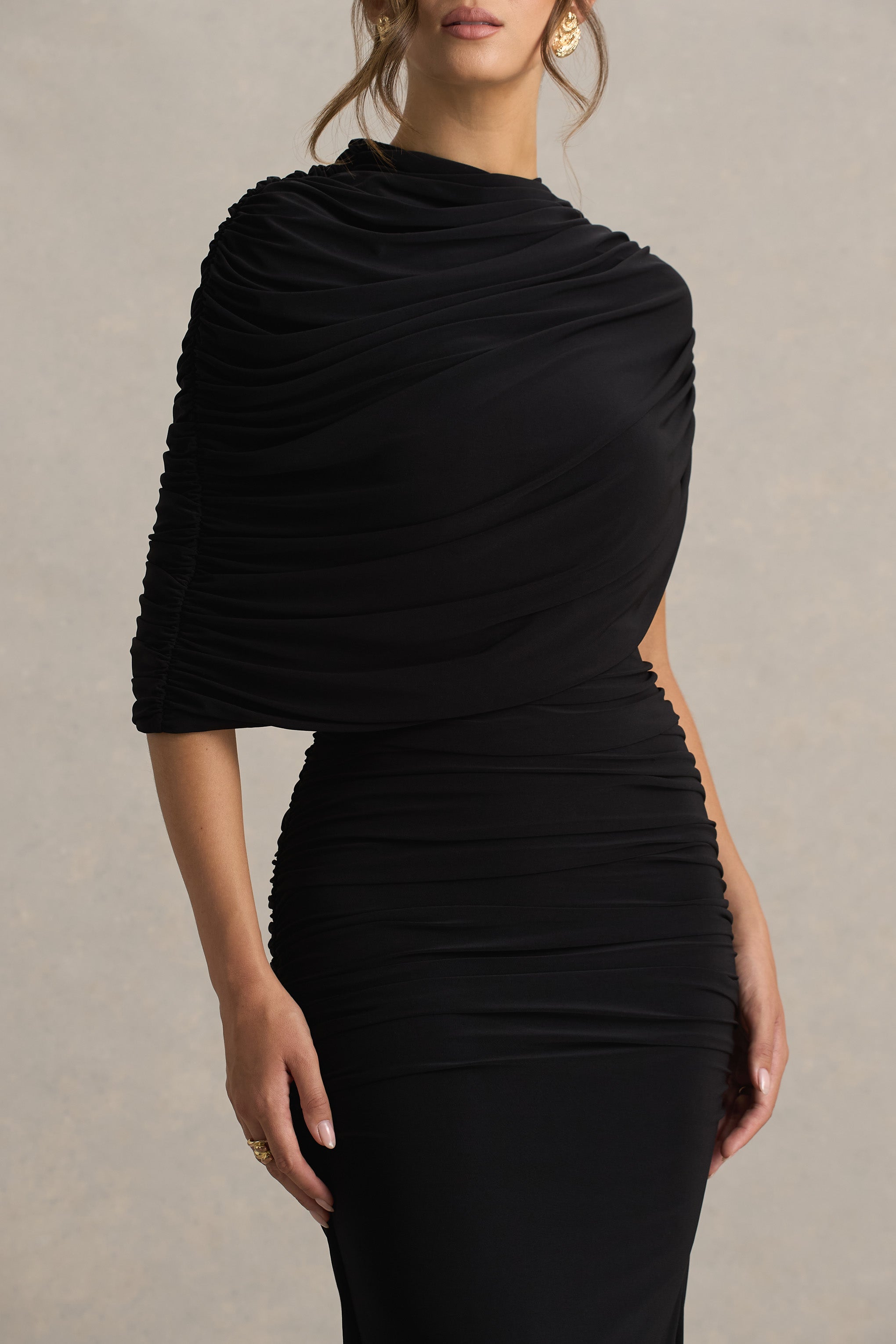 Glitz • Vestido largo negro de cuello alto con mangas tipo capa y detalles fruncidos