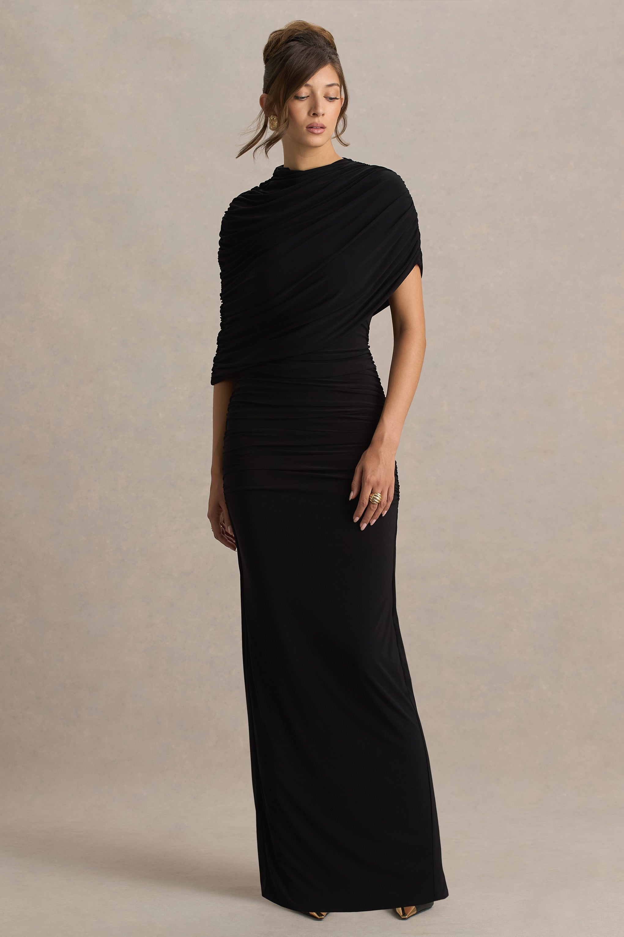 Glitz • Vestido largo negro de cuello alto con mangas tipo capa y detalles fruncidos