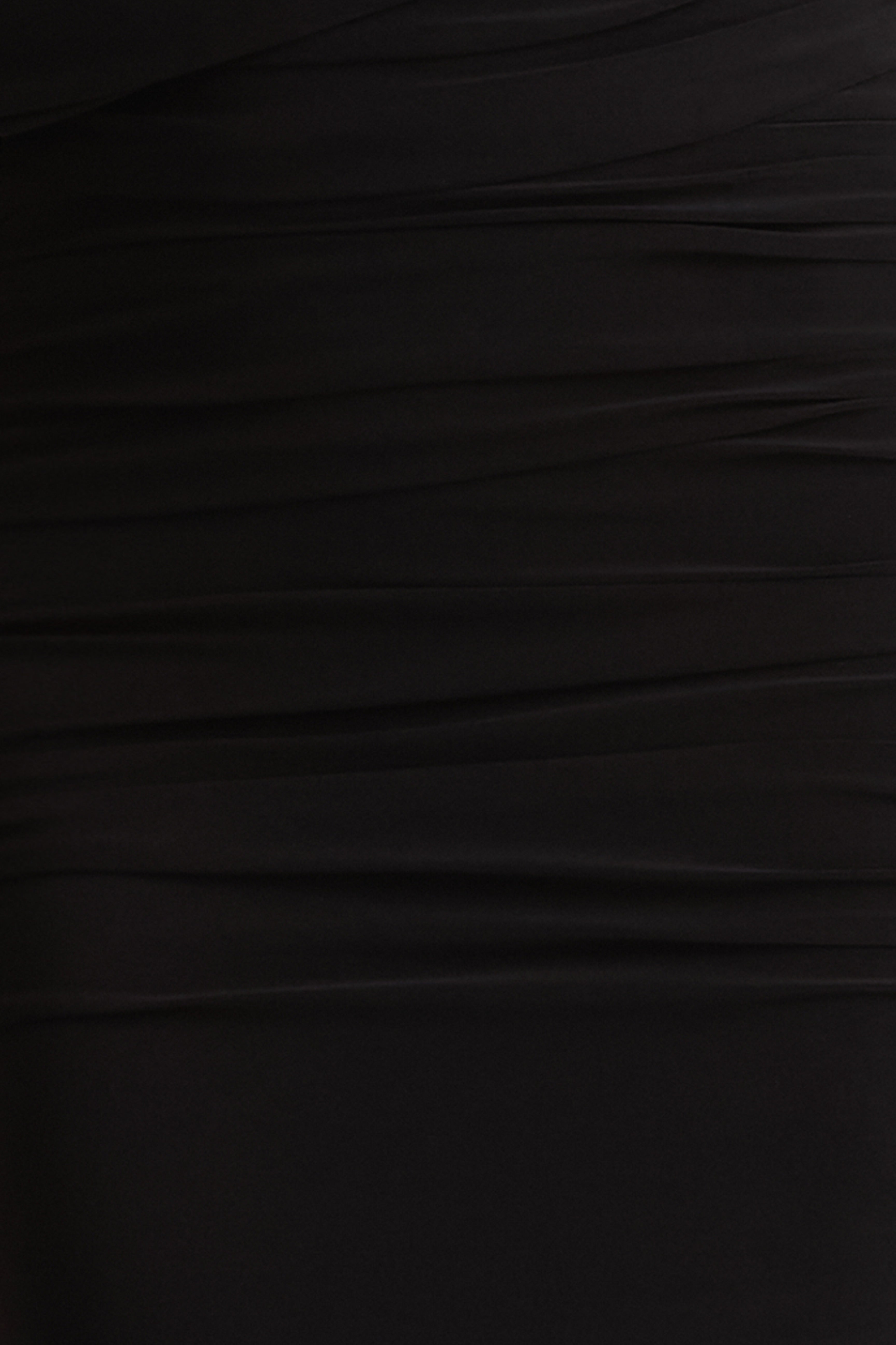 Glitz • Vestido largo negro de cuello alto con mangas tipo capa y detalles fruncidos