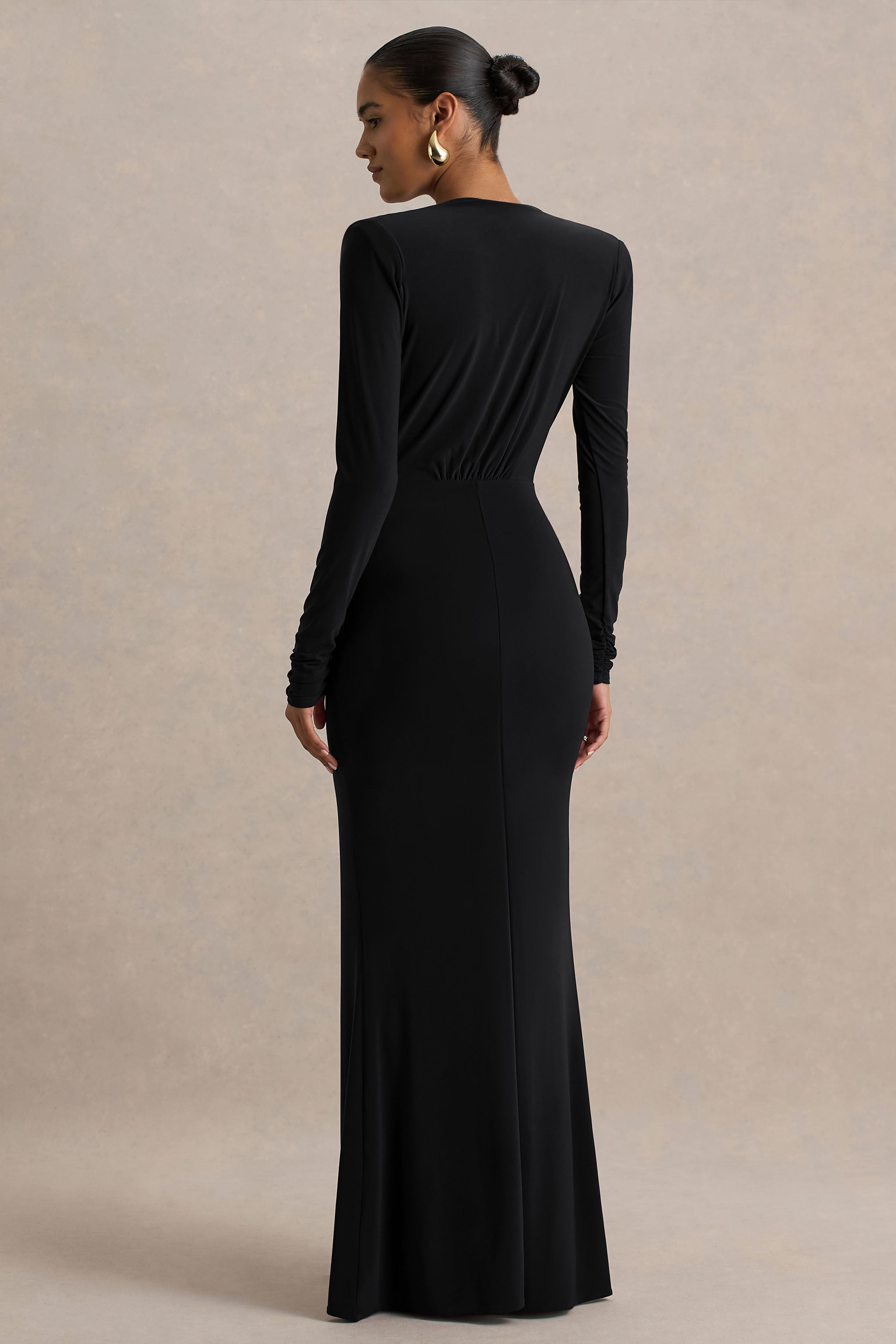 Furor • Vestido largo negro con escote pronunciado y detalles fruncidos