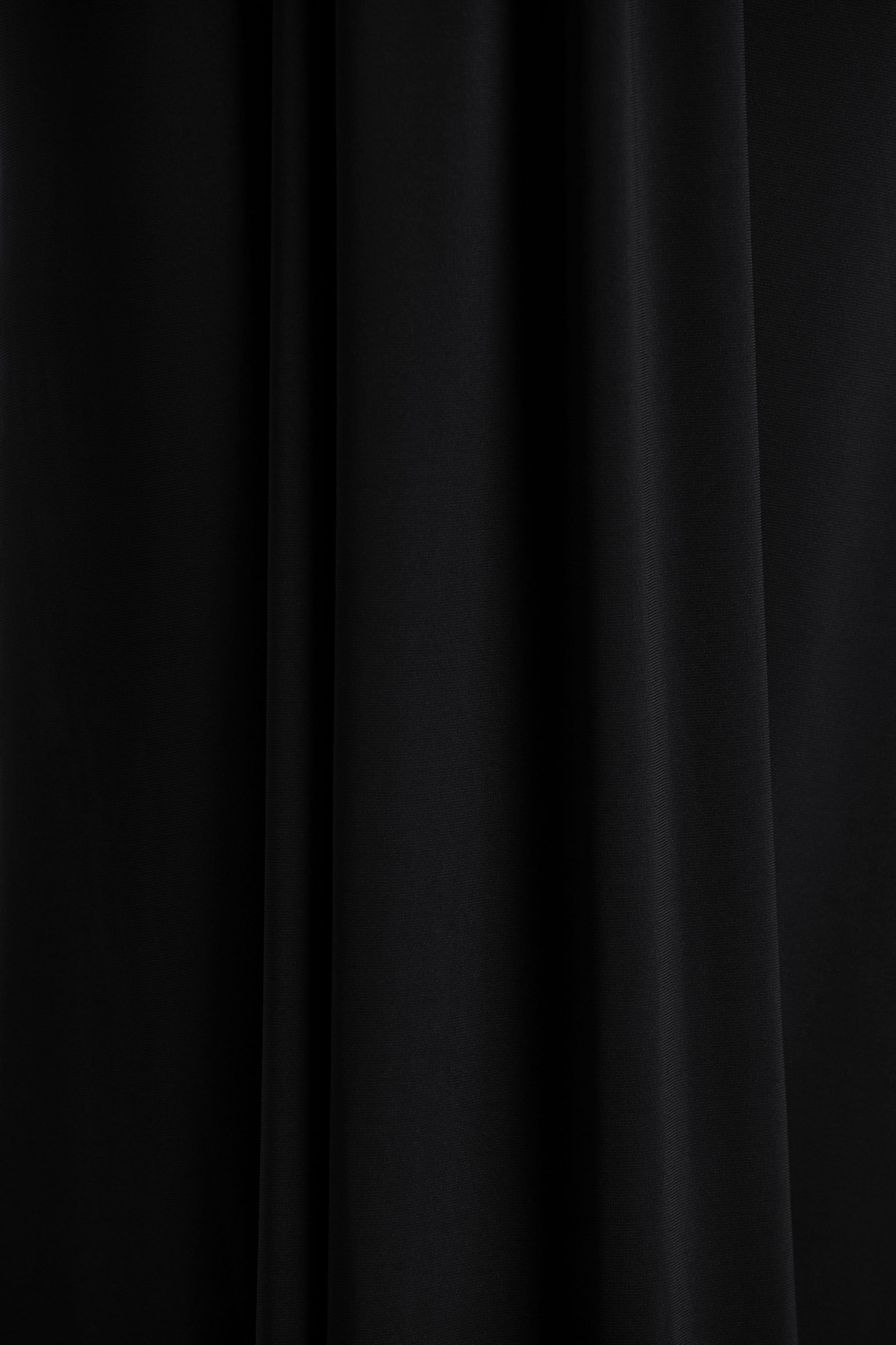 Furor • Vestido largo negro con escote pronunciado y detalles fruncidos