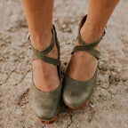 Teresa • Elegantes zapatos de cuña con puntera cerrada y correa al tobillo