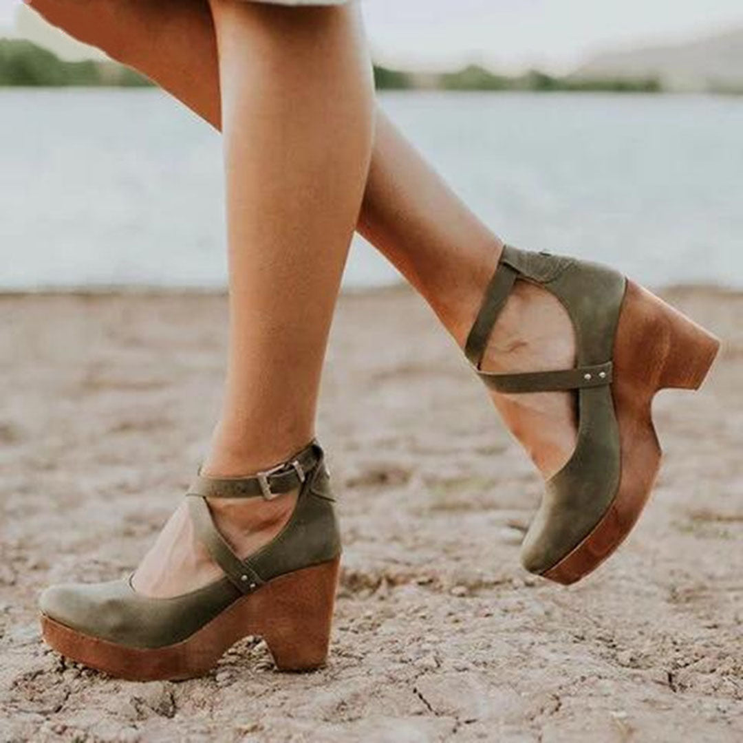 Teresa • Elegantes zapatos de cuña con puntera cerrada y correa al tobillo