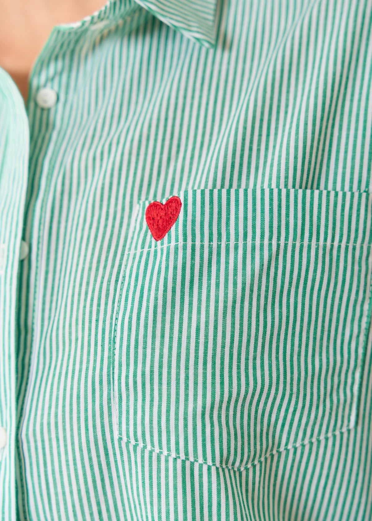 Camila • Camisa oversize de rayas con corazón bordado
