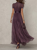 Flavia • Vestido largo morado con escote en V y ribete de encaje de gasa