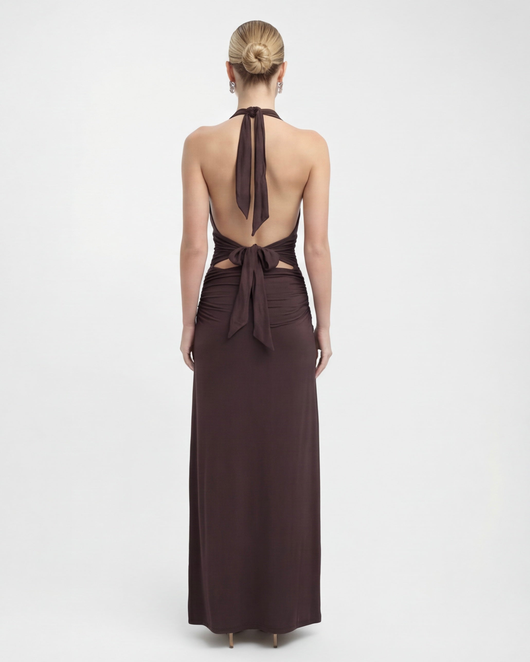 Paloma • Vestido Largo con Escote Halter Profundo y Espalda Abierta