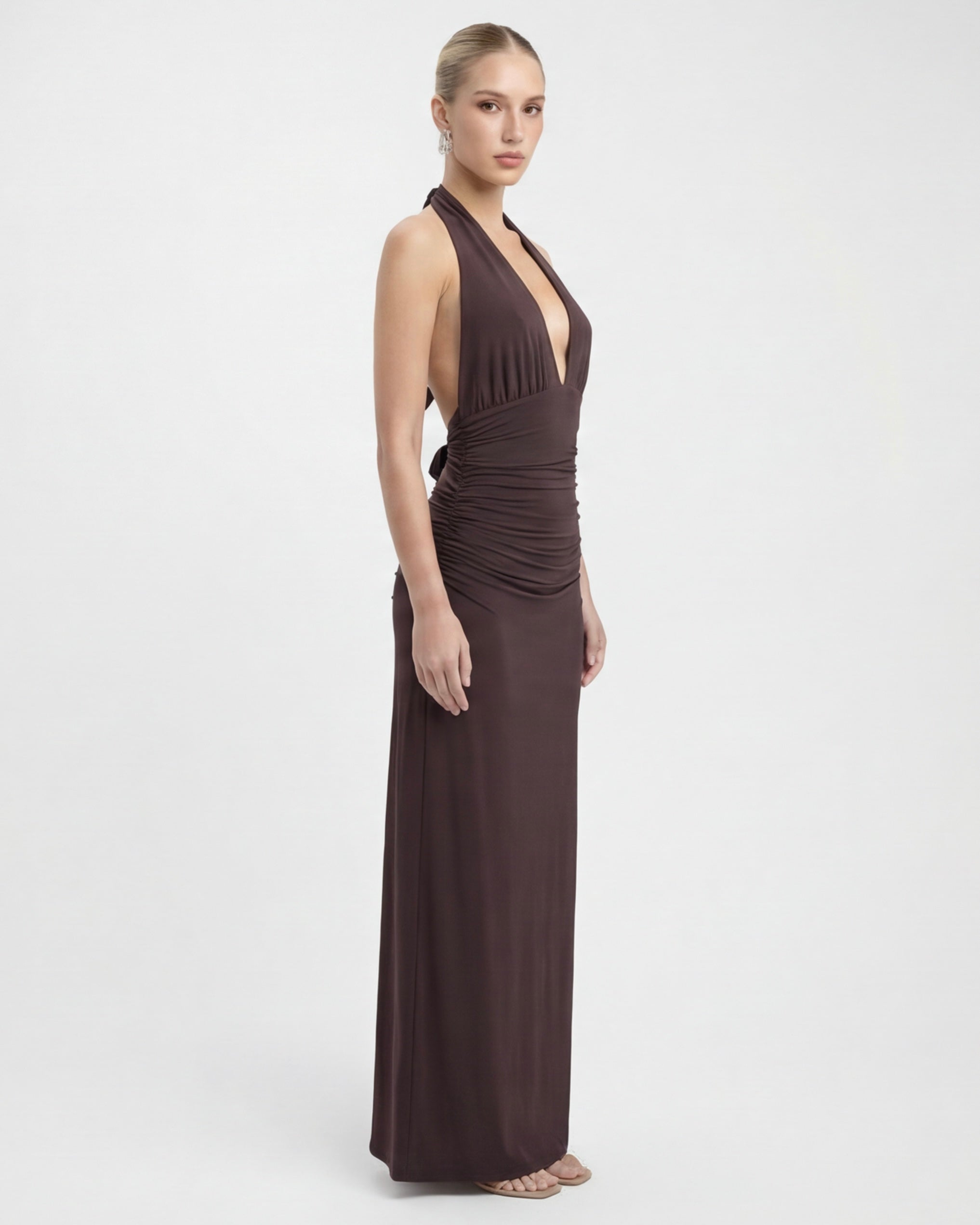 Paloma • Vestido Largo con Escote Halter Profundo y Espalda Abierta