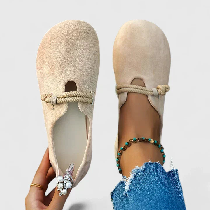 Yvonne • Mocasín Plano con Tira y Detalle Floral
