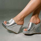 Elara • Sandalias de cuña con brillo elegante