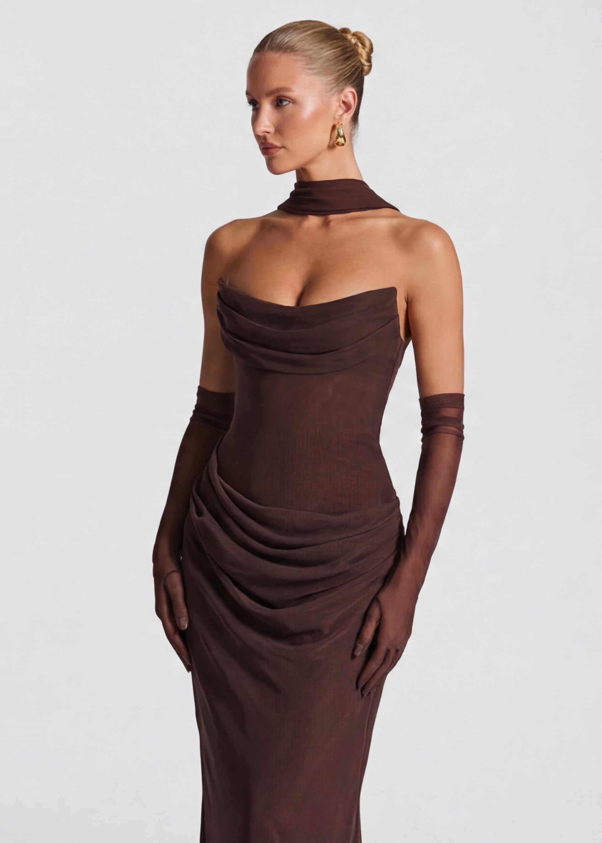 Tania • Vestido Largo Ajustado con Choker y Espalda con Cordones