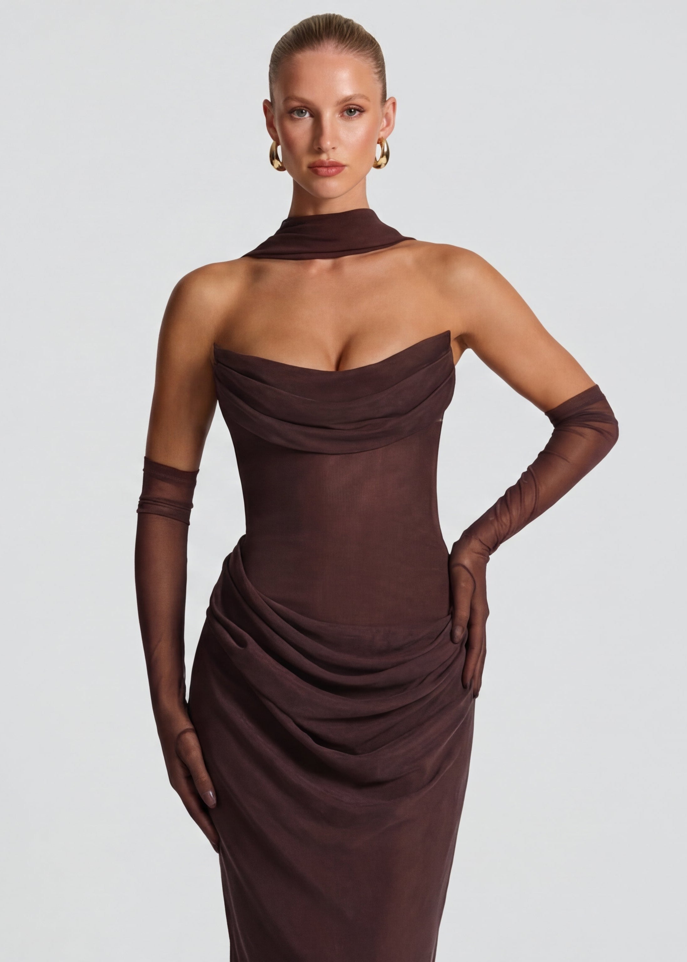 Tania • Vestido Largo Ajustado con Choker y Espalda con Cordones
