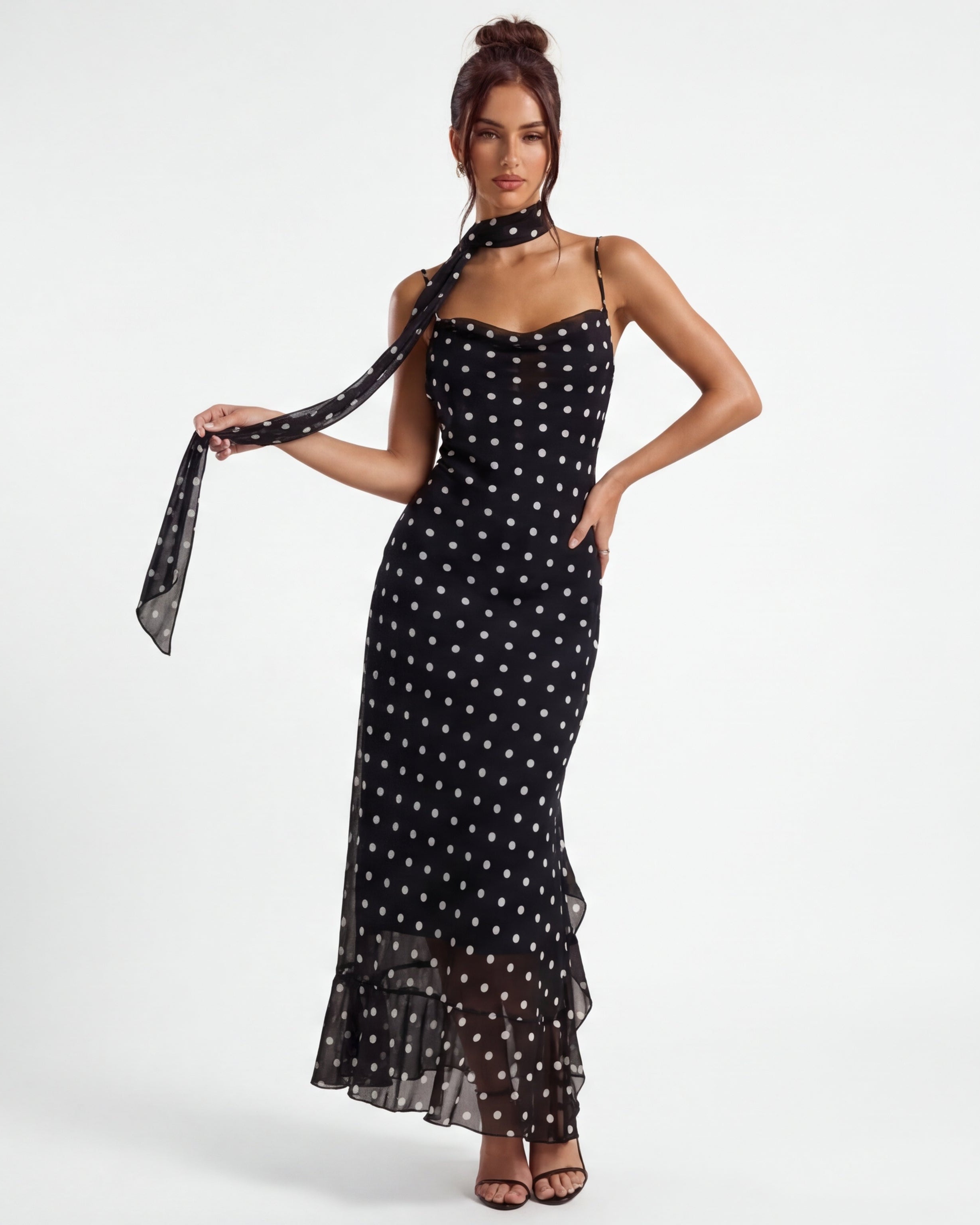 Marina • Vestido Largo de Lunares con Bajo de Gasa y Pañuelo