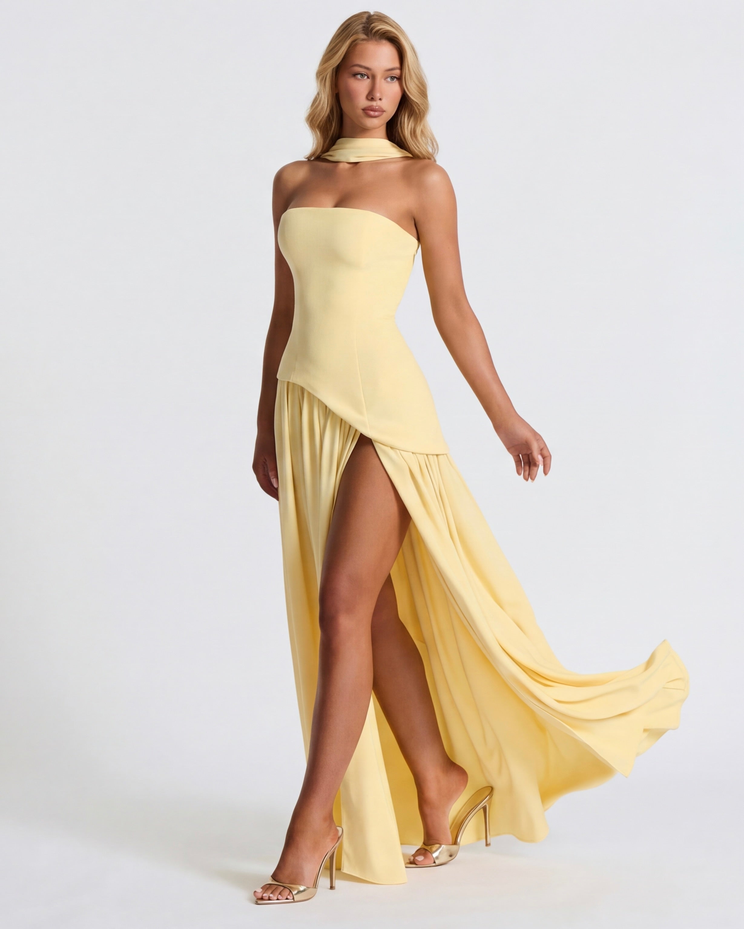 Valeria • Vestido Maxi Strapless con Abertura y Detalle de Pañuelo