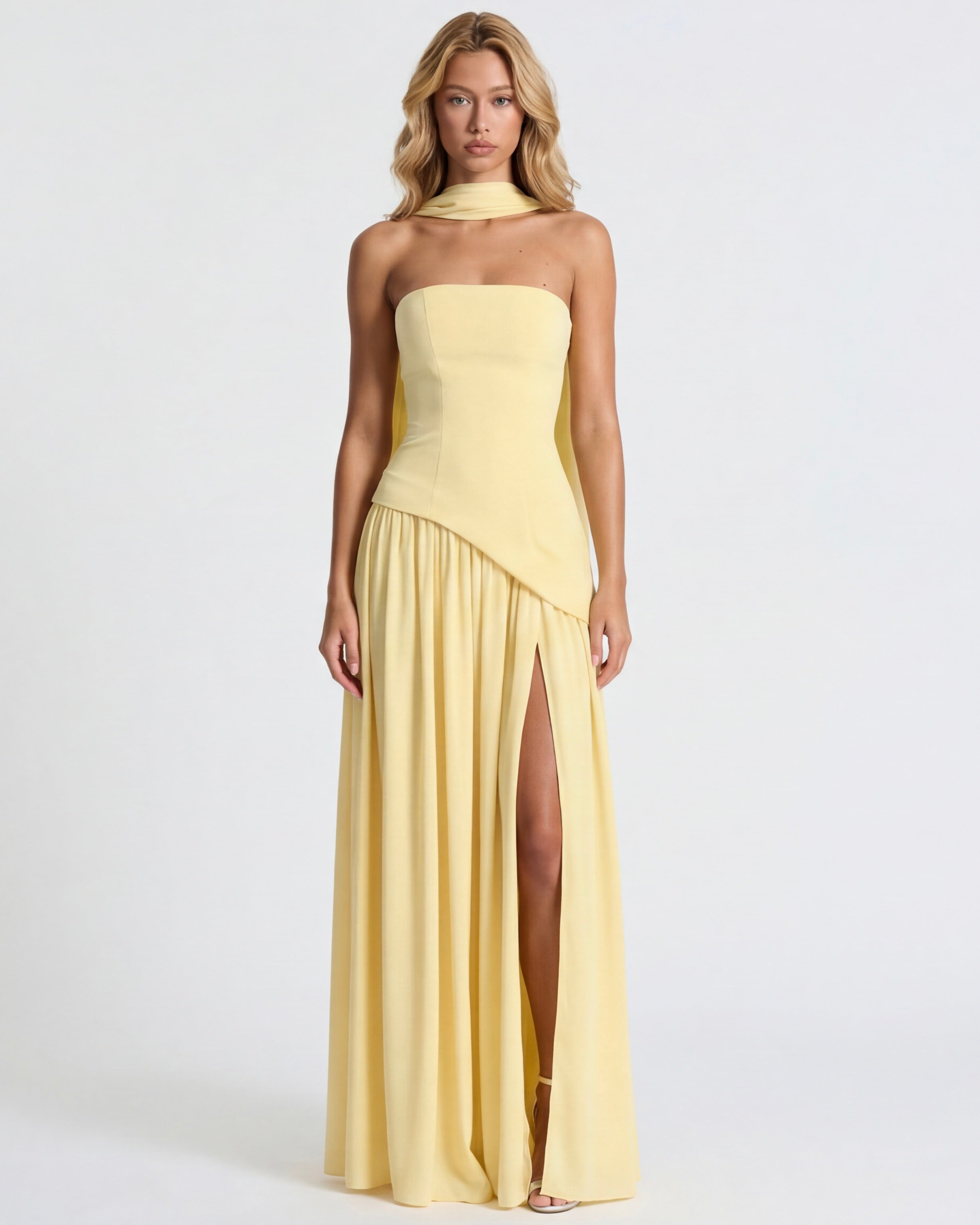 Valeria • Vestido Maxi Strapless con Abertura y Detalle de Pañuelo