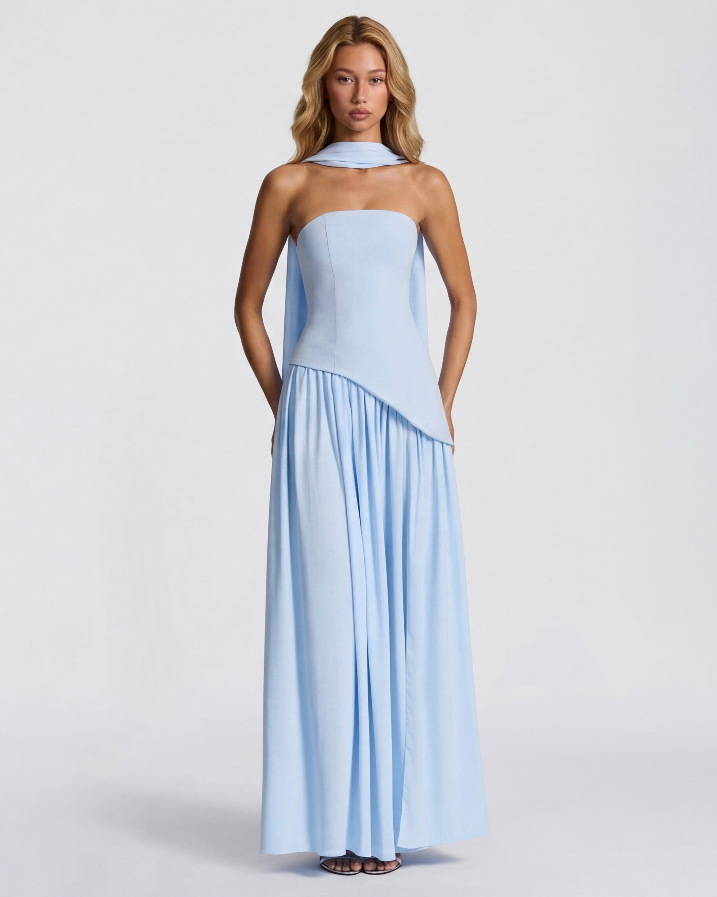 Valeria • Vestido Maxi Strapless con Abertura y Detalle de Pañuelo