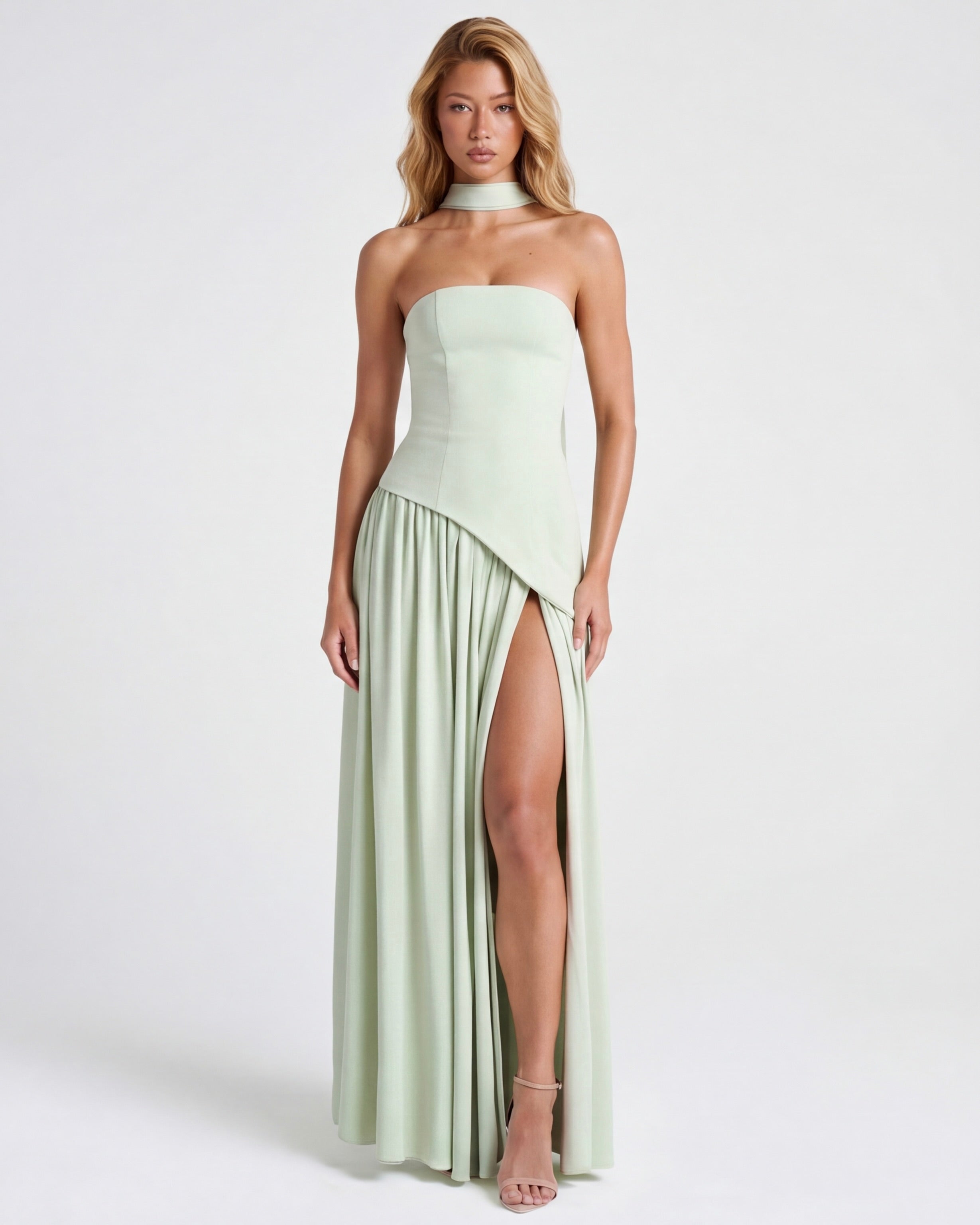 Valeria • Vestido Maxi Strapless con Abertura y Detalle de Pañuelo