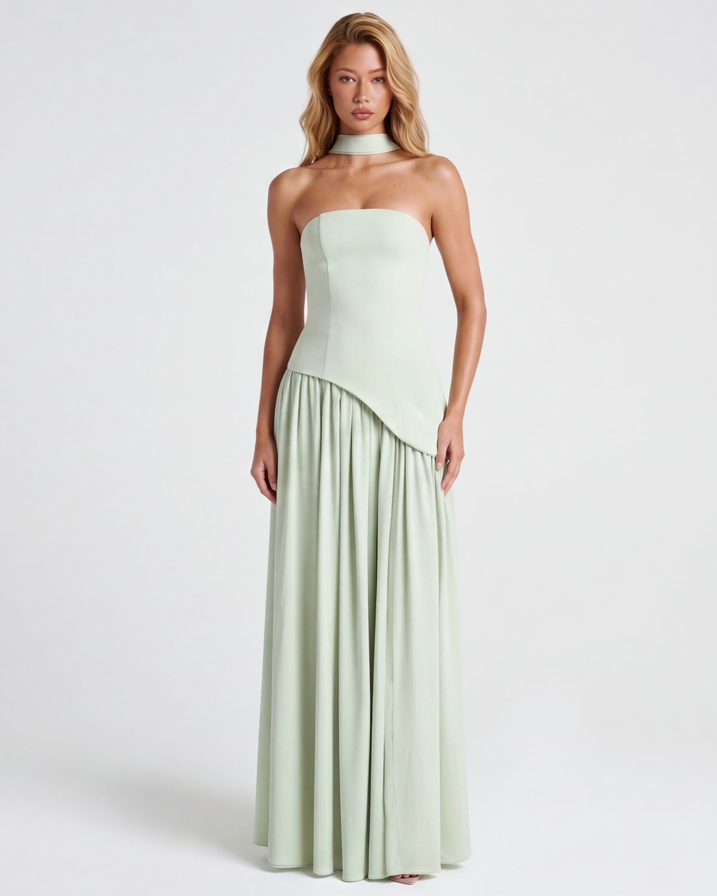 Valeria • Vestido Maxi Strapless con Abertura y Detalle de Pañuelo