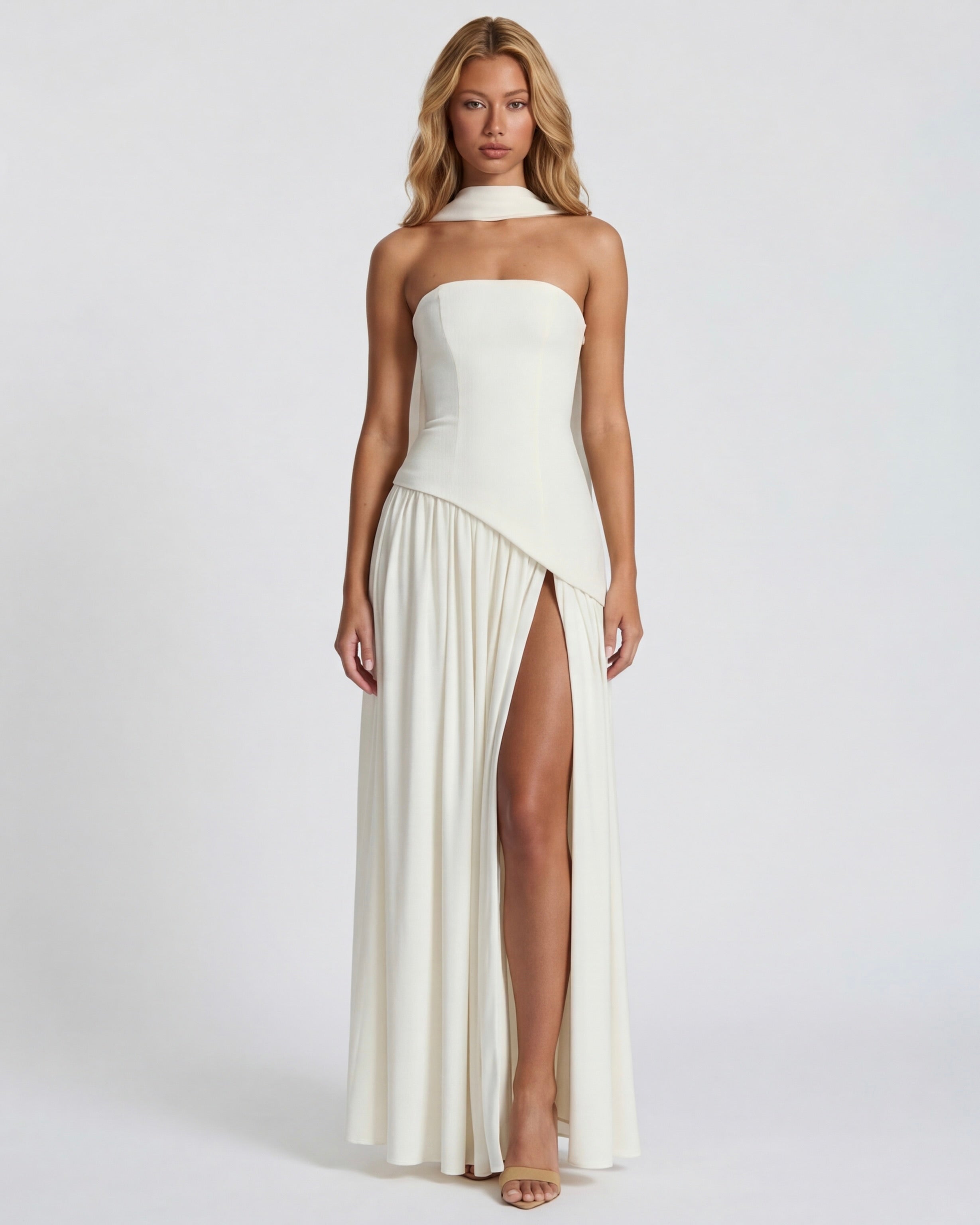 Valeria • Vestido Maxi Strapless con Abertura y Detalle de Pañuelo
