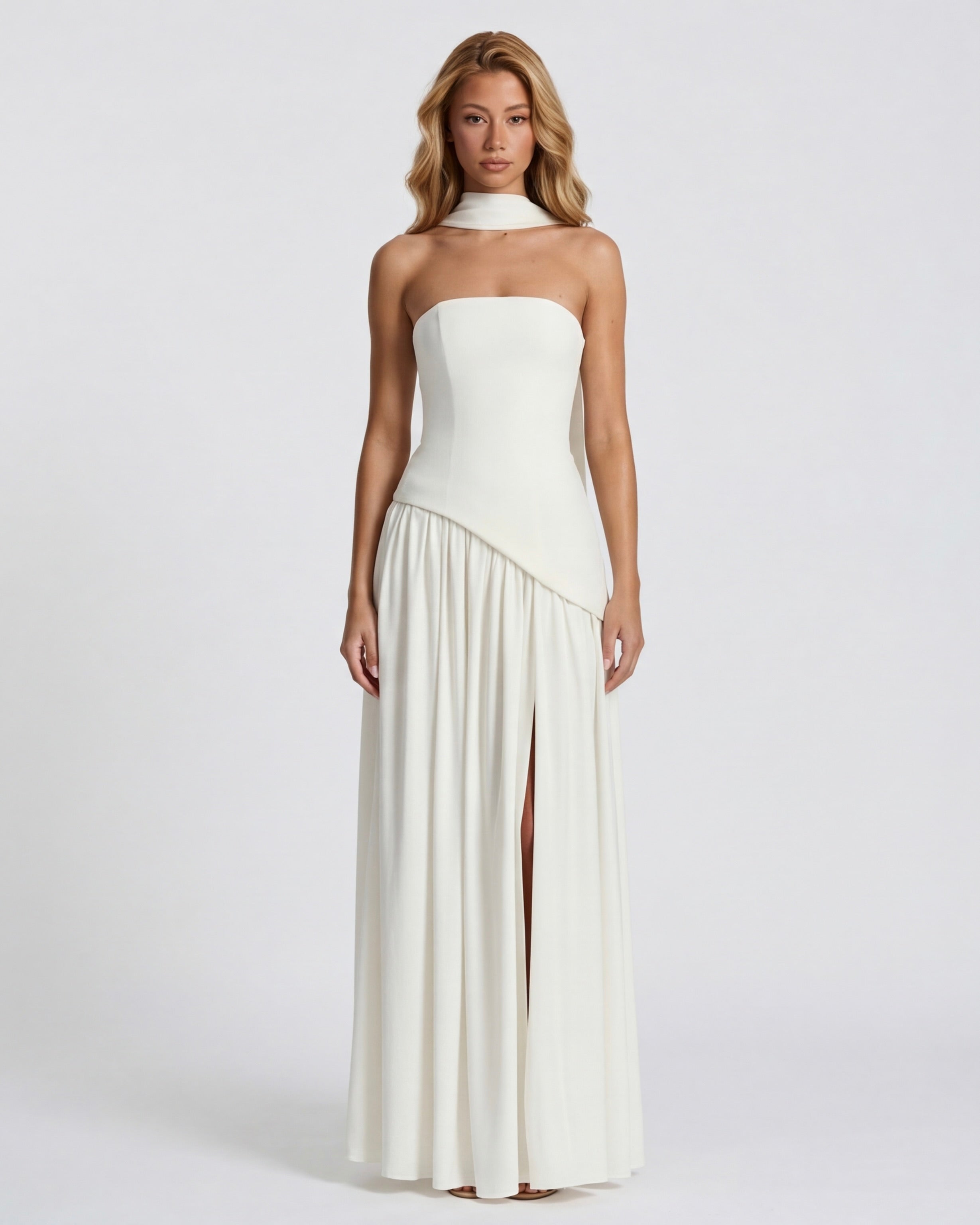 Valeria • Vestido Maxi Strapless con Abertura y Detalle de Pañuelo