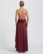 Valentina • Vestido Largo Satinado con Volado Asimétrico y Tirantes Finos