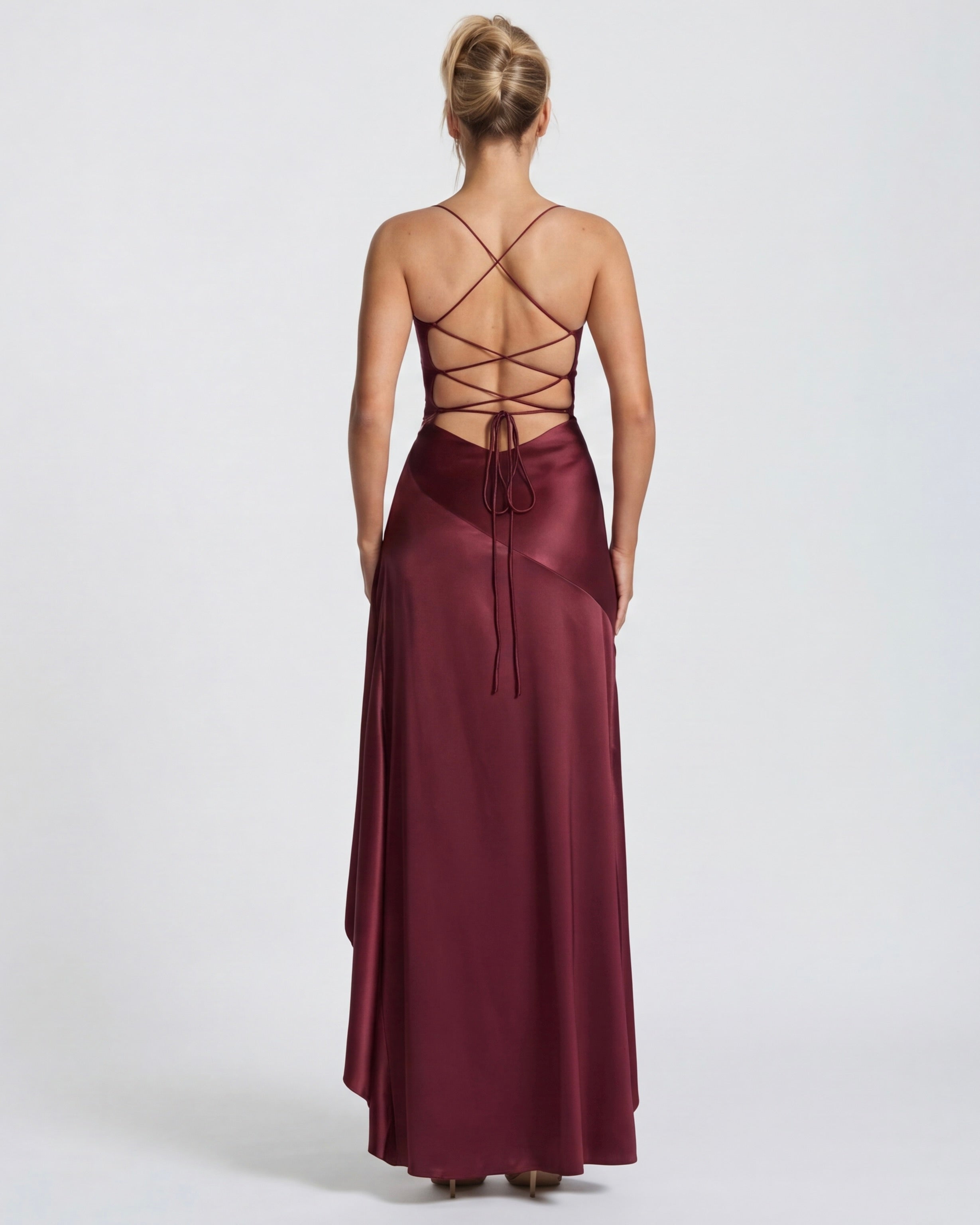 Valentina • Vestido Largo Satinado con Volado Asimétrico y Tirantes Finos