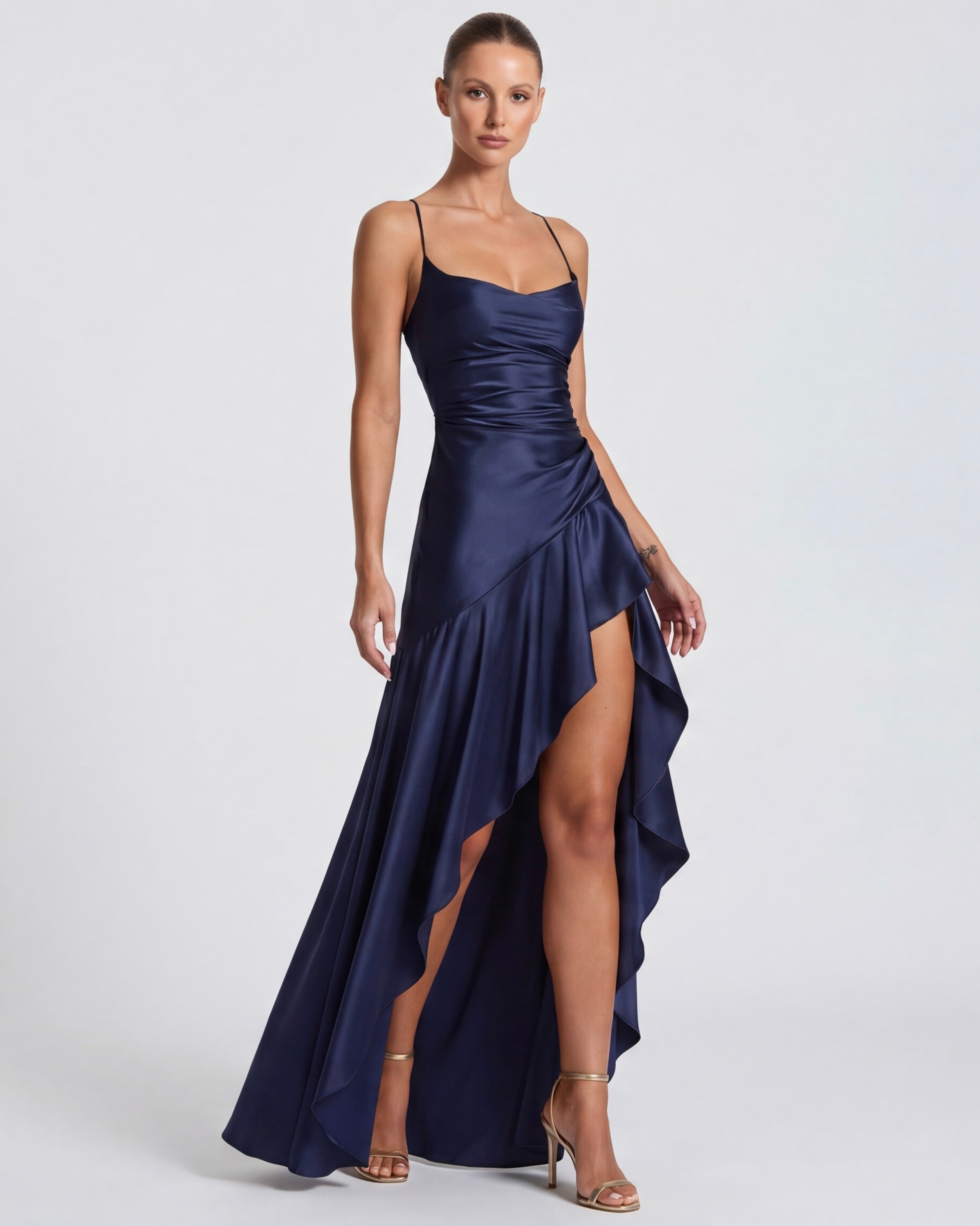 Valentina • Vestido Largo Satinado con Volado Asimétrico y Tirantes Finos
