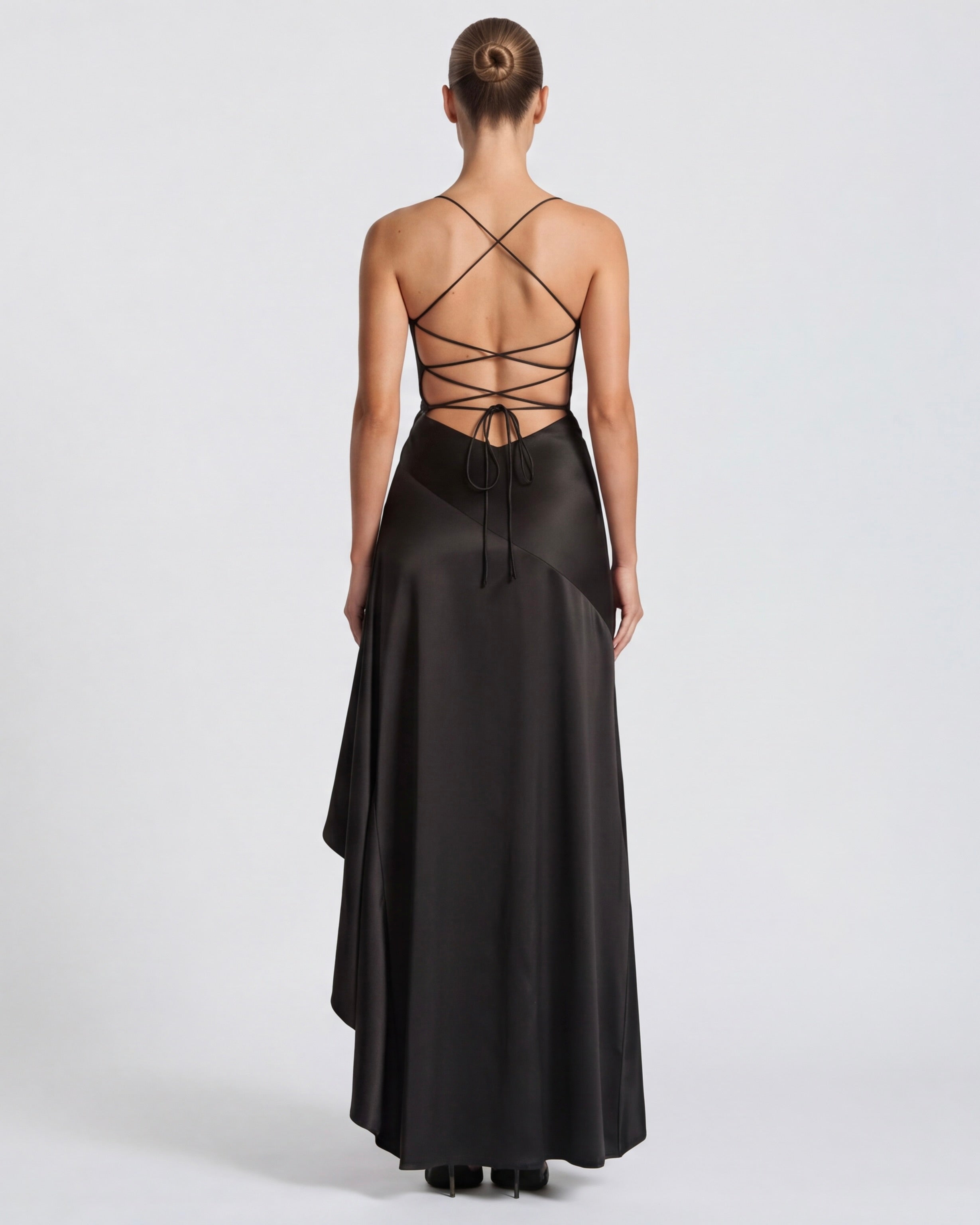 Valentina • Vestido Largo Satinado con Volado Asimétrico y Tirantes Finos