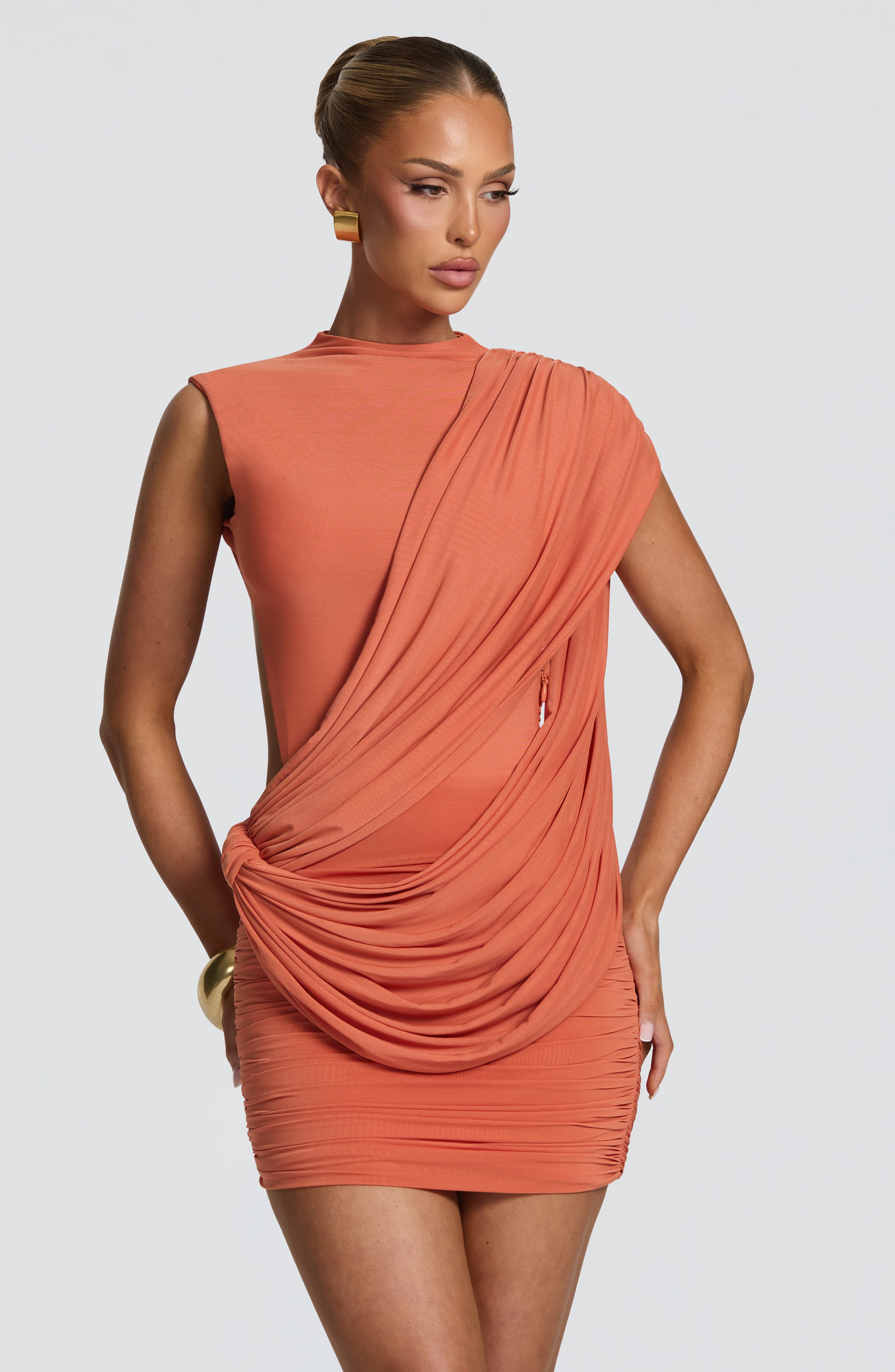 Mireya vestido mini naranja outfit