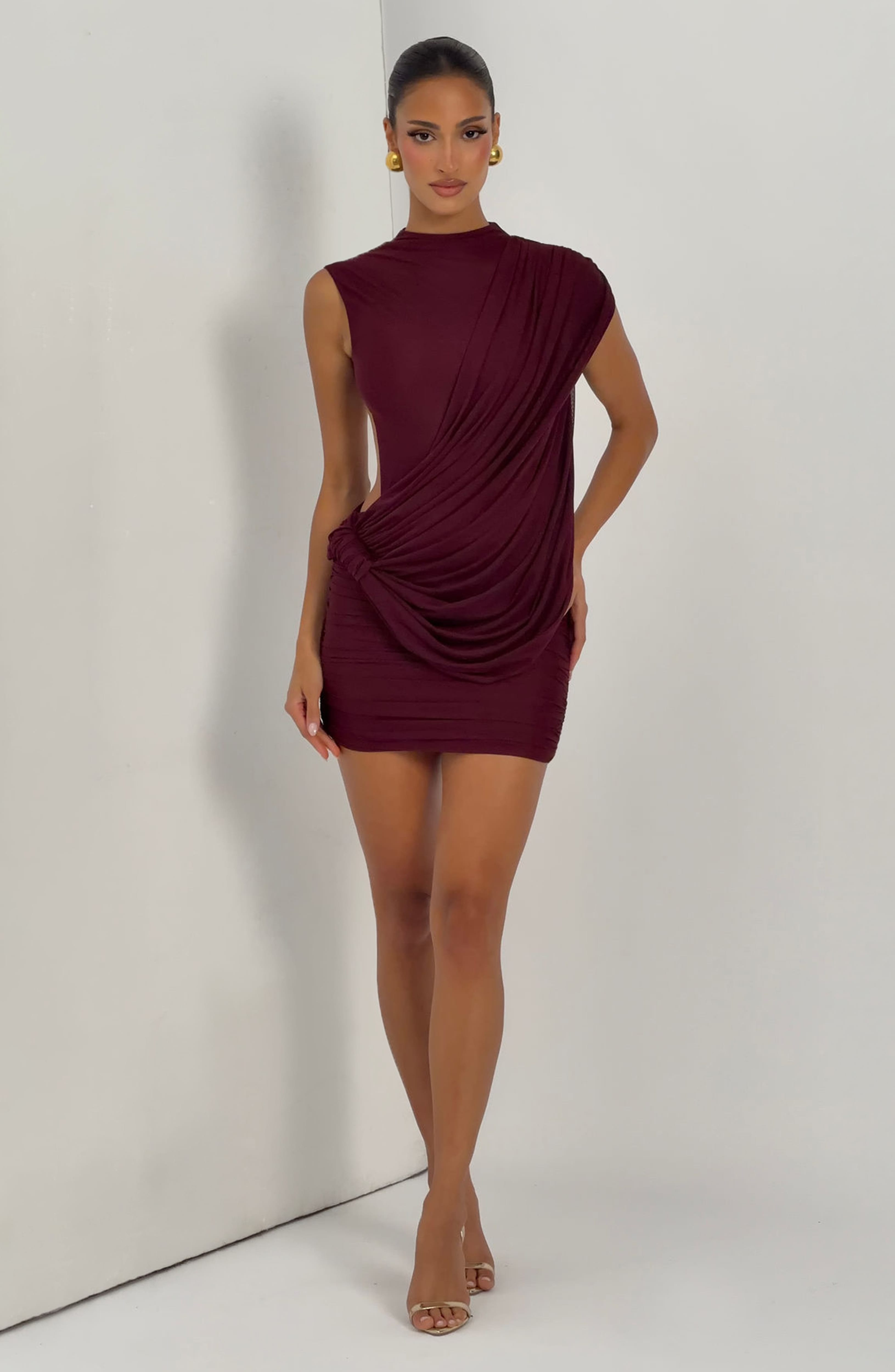 Mireya vestido mini rojo cereza outfit